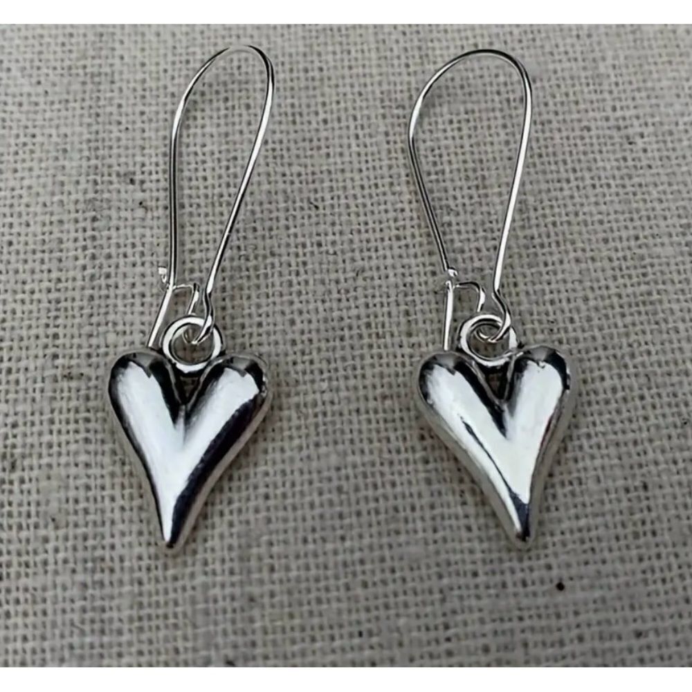 🩶 NEW silver puffy heart dangle earrings 🩶